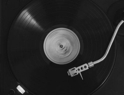 Steeds meer mannen ruilen Spotify in voor een platenspeler
